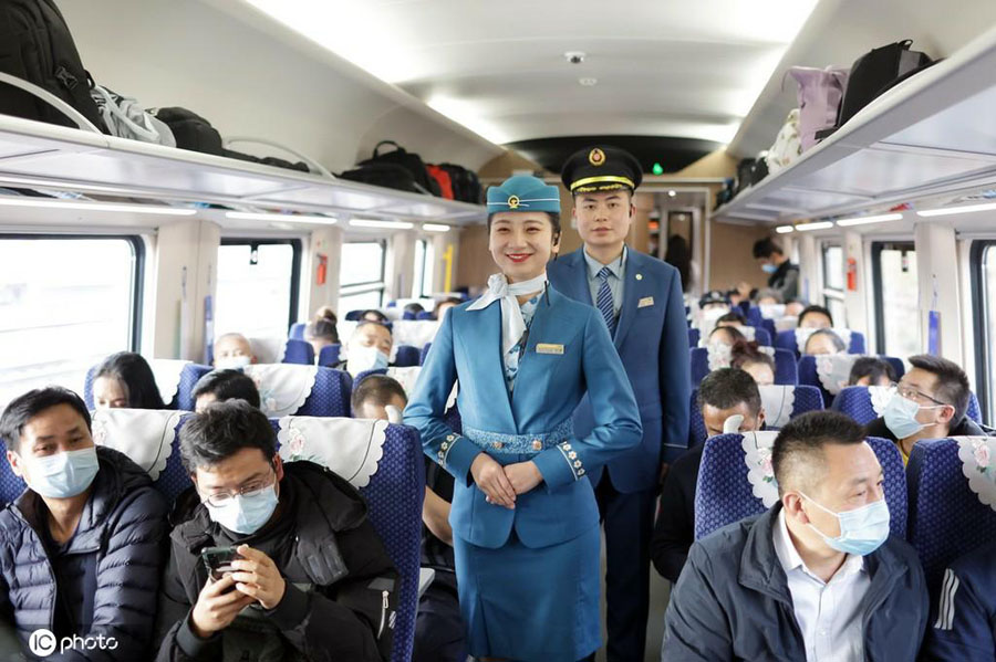 4ヶ國(guó)語に堪能な中國(guó)-ラオス鉄道乗務(wù)員