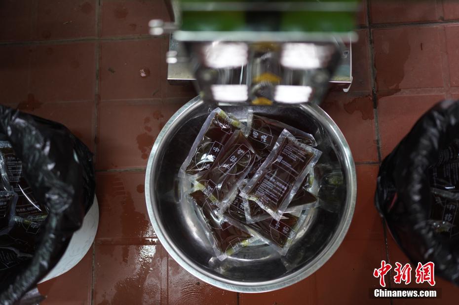 新型コロナ対策で中醫(yī)薬2萬パックを毎日無料で配布　雲(yún)南省