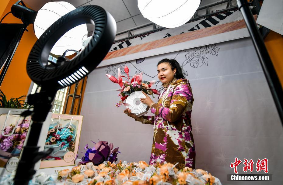 住民の「近所で就職」を?qū)g現(xiàn)　新疆