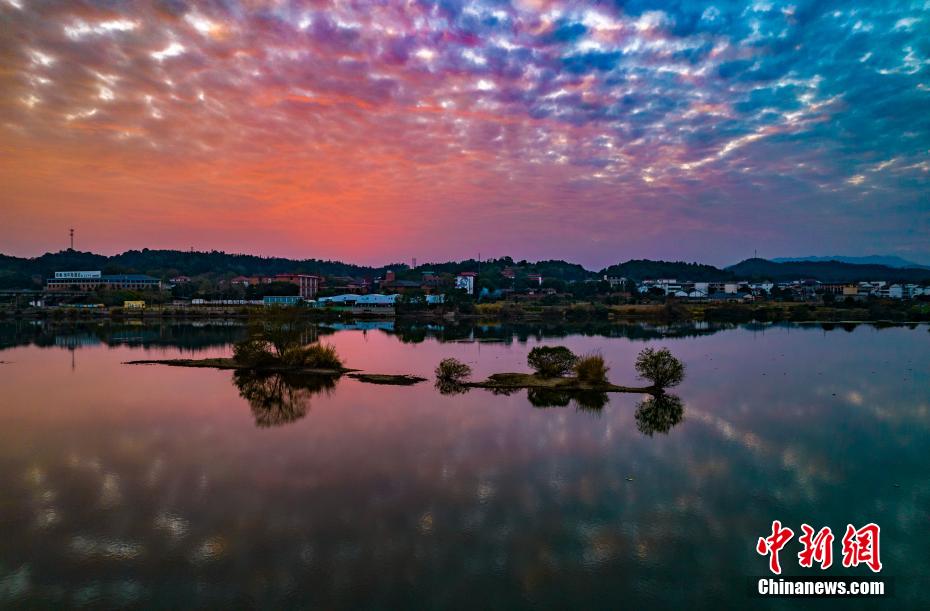 江西省新余に広がる色彩鮮やかな夕焼け