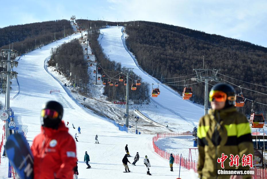 12月8日、ウィンタースポーツを楽しむ観光客（撮影?翟羽佳）。