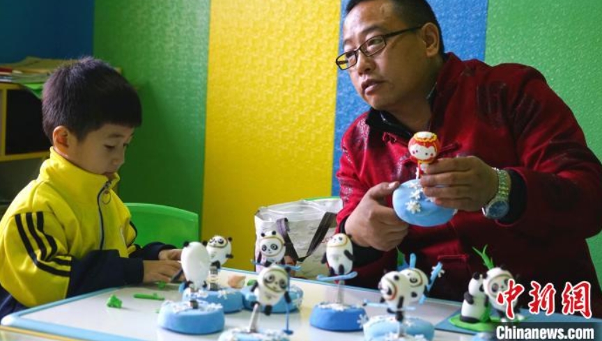 園児たちが北京冬季五輪マスコットの粘土細(xì)工を制作