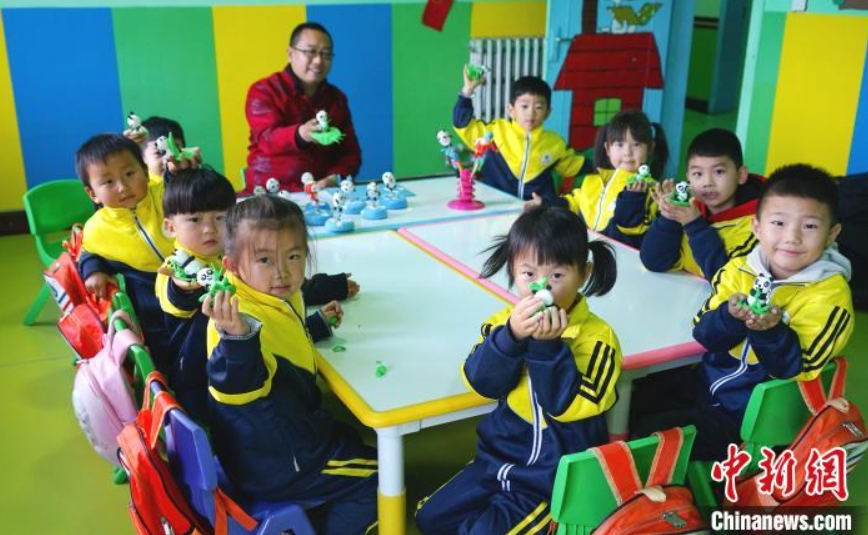 園児たちが北京冬季五輪マスコットの粘土細(xì)工を制作