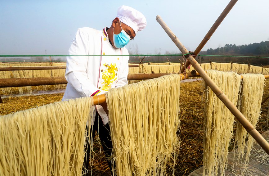 サツマイモだけで作る伝統(tǒng)的な春雨ヌードル製造で農(nóng)家の生活豊かに　河南省光山