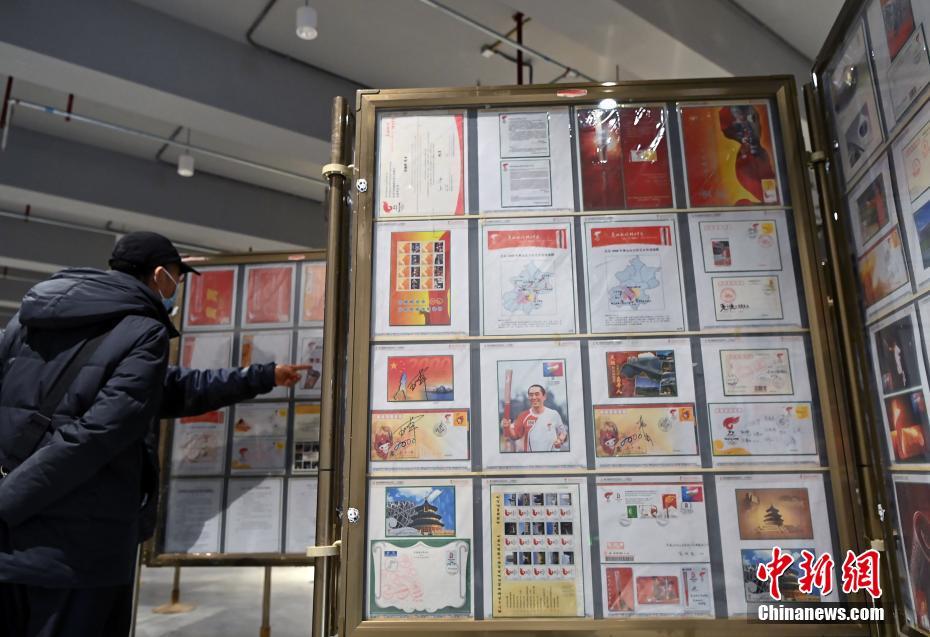 2008年北京オリンピック関連の郵便グッズを鑑賞する來場者（撮影?侯宇）。