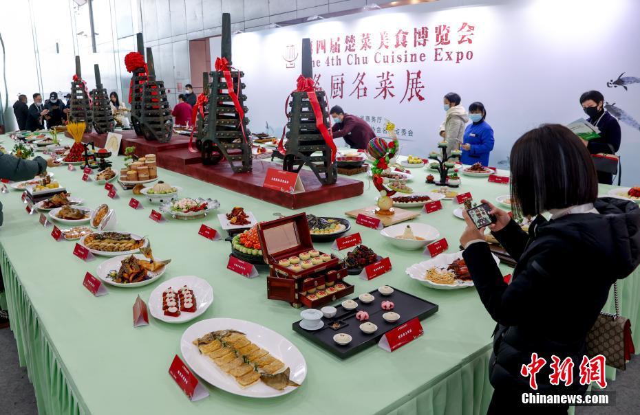來場者の注目を集めた湖北省各地の特色ある地元料理（撮影?張暢）。