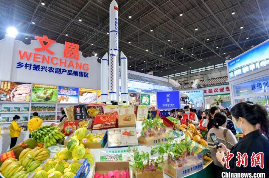來場者の注目を集めた「長征5號」ロケット模型が展示された文昌館（撮影?駱雲飛）。