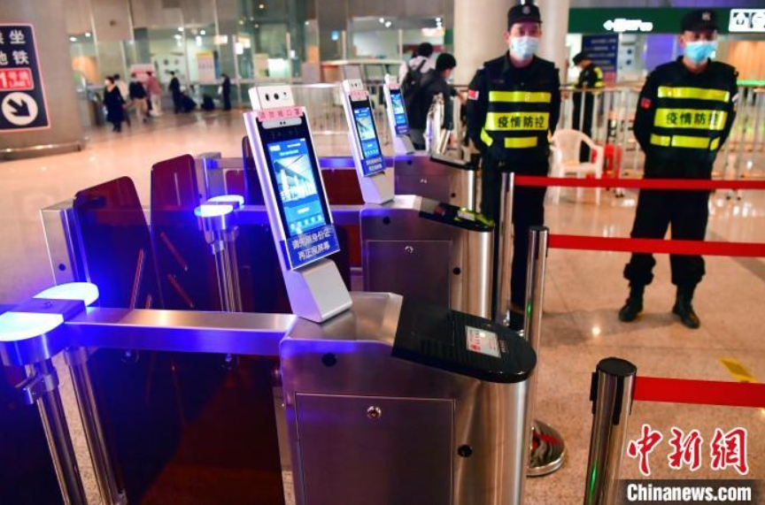 福州南駅で、セルフ式スマート感染予防改札ゲートを通過する乗客（12月16日撮影）。