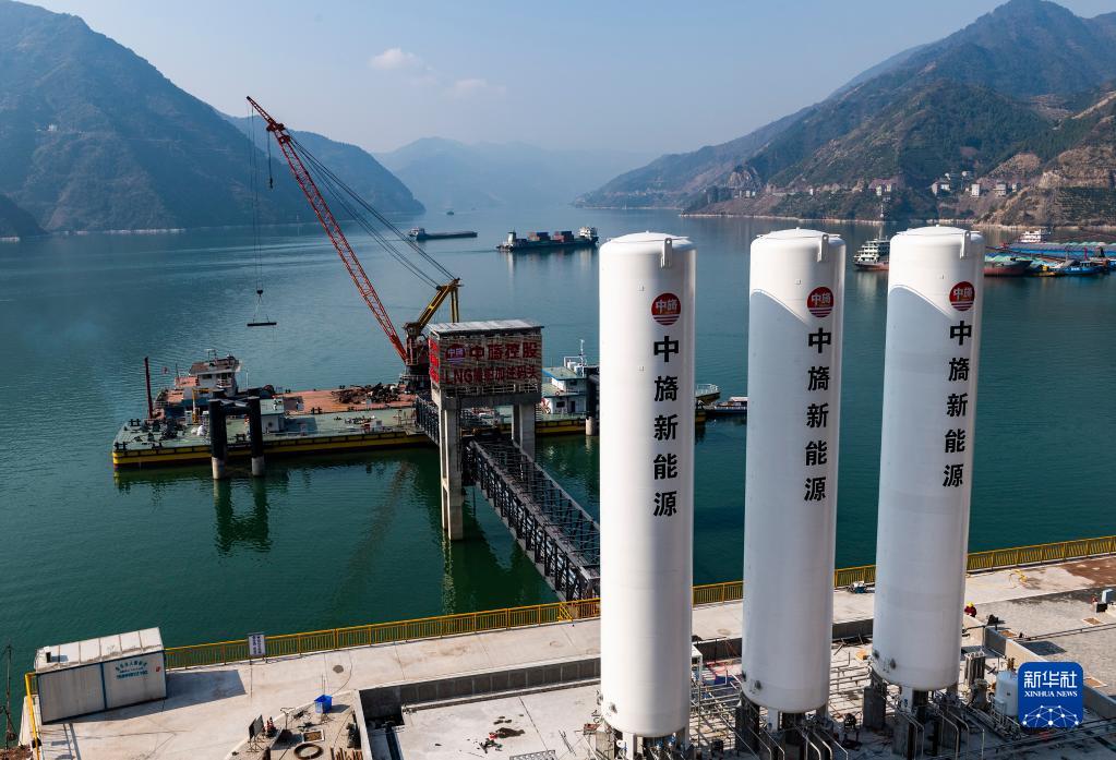 12月19日、湖北省宜昌市秭帰県のLNGバンカリング専用埠頭（撮影?鄭家裕）。