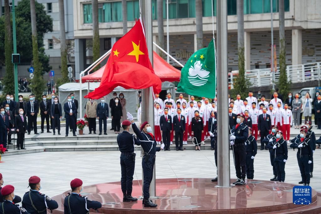 マカオ地區(qū)で行われた祖國復(fù)帰22周年を祝う國旗掲揚式の様子（撮影?張金加）。
