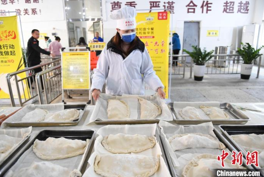 冬至を控え工場の食堂が辣條入りジャンボ餃子を制作　湖南省平江