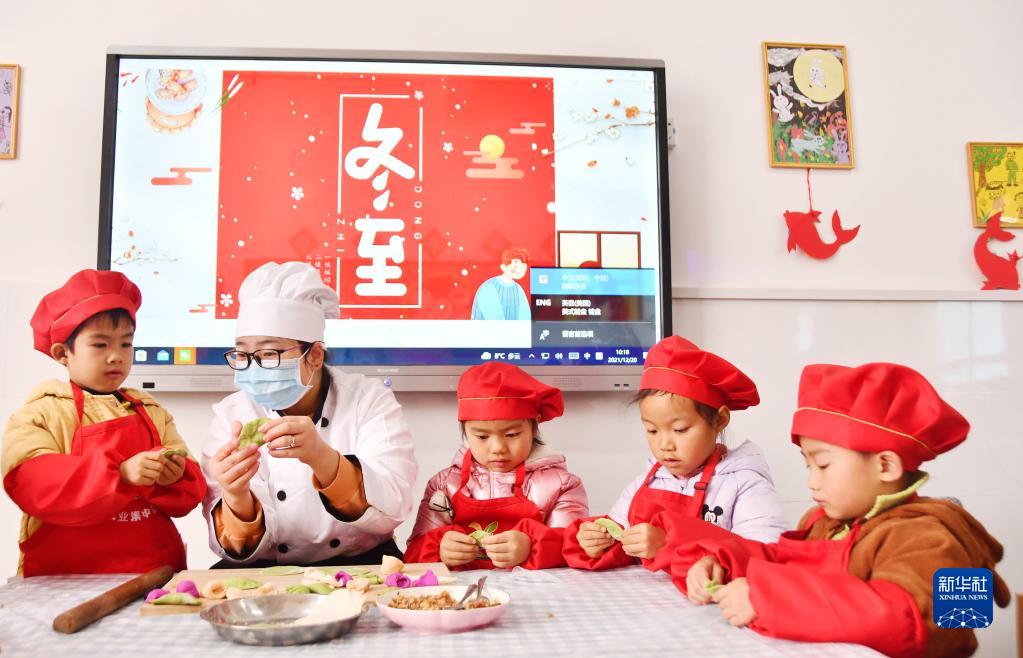 餃子を包み冬至を迎える　山東省棗荘