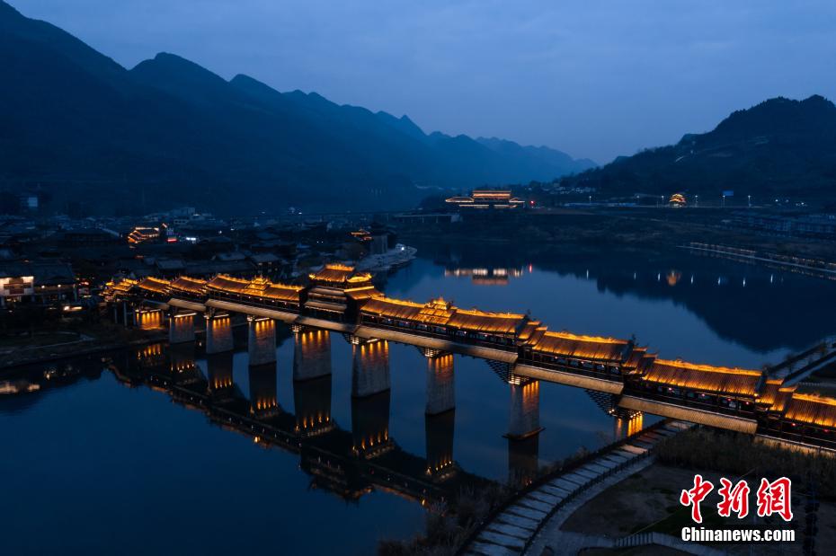 風(fēng)雨廊橋の華やかな夜景　重慶濯水古鎮(zhèn)
