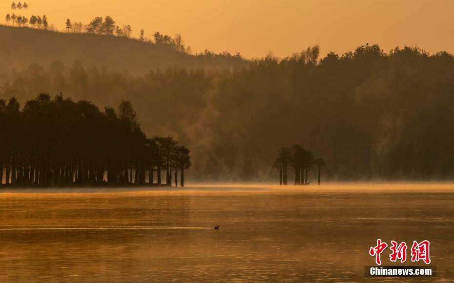 朝もやに包まれ見え隠れする小島（撮影?陳少華）。