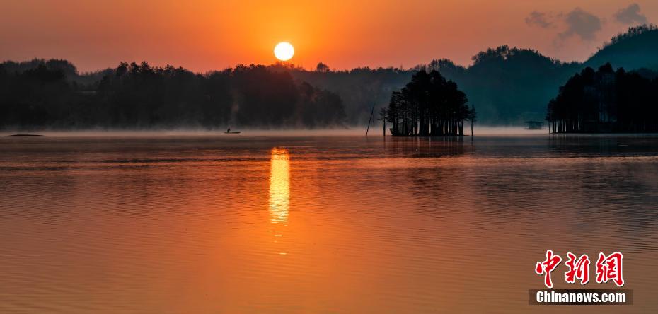 絵畫(huà)のような美しさたたえるダムの朝　浙江省金華