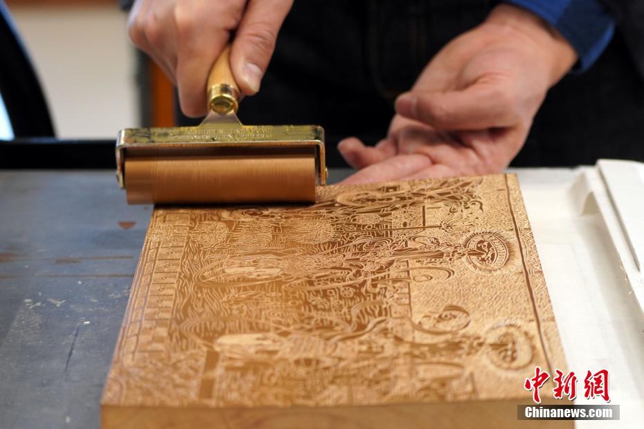 平方寸木版印刷技術(shù)で敦煌壁畫を制作する職人　甘粛省