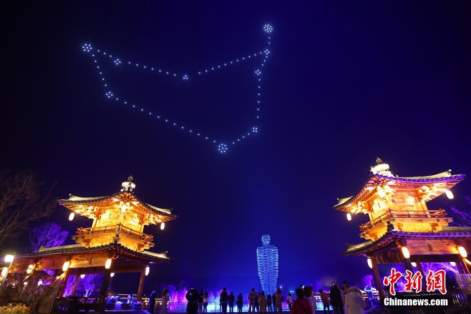 12月22日夜、ドローンにより描き出された星座（撮影?泱波）。