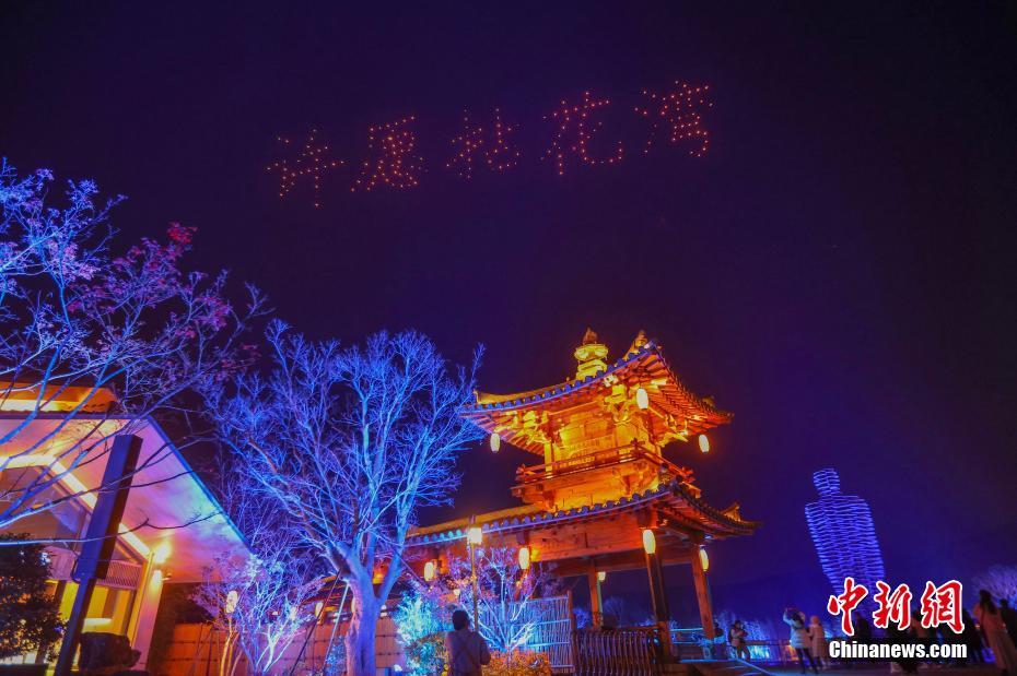 拈花灣の夜空を彩るドローン?ライトショー　江蘇省無(wú)錫