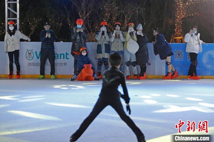 上海北外灘に屋外スケートリンク登場(chǎng)