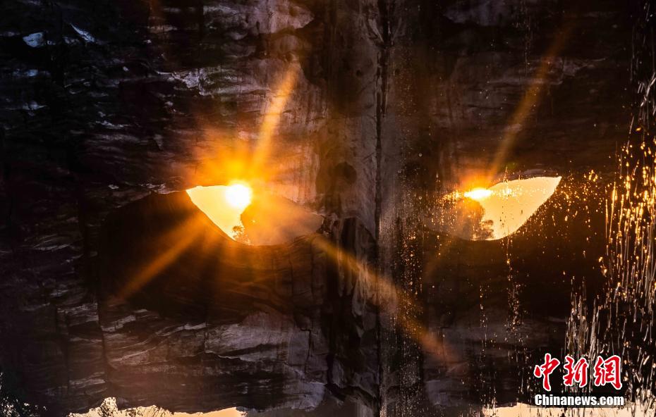 水面に逆さまに映った水月洞を撮影し、90度回転させると、まるでキラキラと光る貓の目のように見える（撮影?唐夢(mèng)憲）。