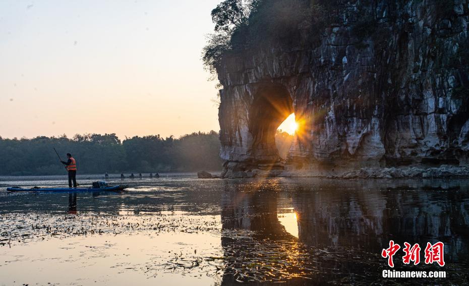 まるでキラキラ光る貓の目！象鼻山に現(xiàn)れた奇観　広西桂林