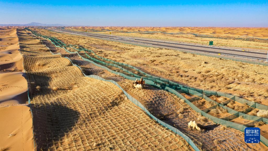 トングリ砂漠を貫く高速道路が29日に開通　內(nèi)モンゴル