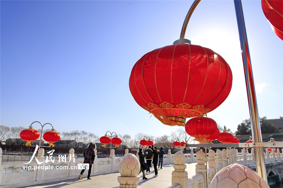 提燈を飾って新年をお迎え　各地はお祝いムードに