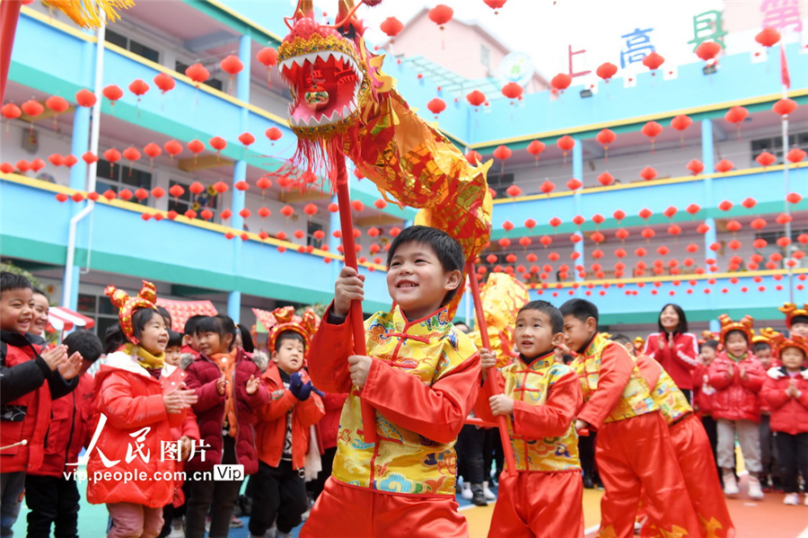提燈を飾って新年をお迎え　各地はお祝いムードに