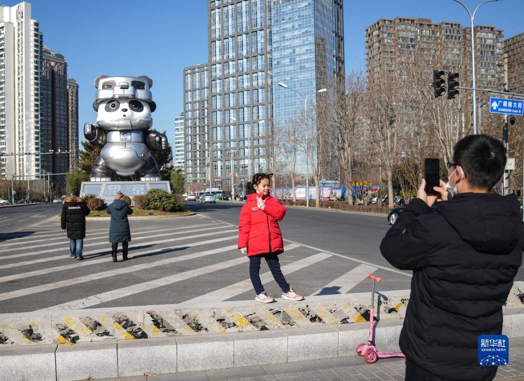 ワレハ超合金パンダナリ！？元旦の北京に巨大パンダオブジェ登場