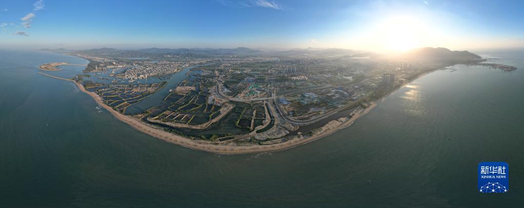 建設(shè)中の崖州灣科技城で開かれた海南自由貿(mào)易港の2022年度第一陣建設(shè)プロジェクト一斉著工セレモニー（1月6日ドローンによる撮影?楊冠宇）。