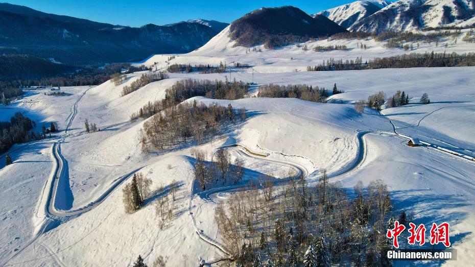 ファンタジックな降雪後の新疆カナス禾木村