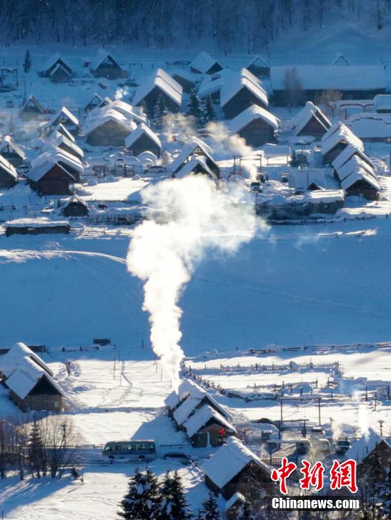 ファンタジックな降雪後の新疆カナス禾木村