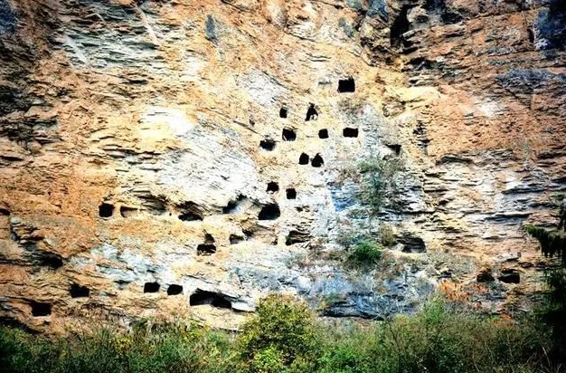 湖北省巴東で極めて大きな規(guī)模の懸棺葬墓群見つかる