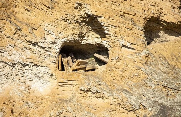 湖北省巴東で極めて大きな規(guī)模の懸棺葬墓群見つかる