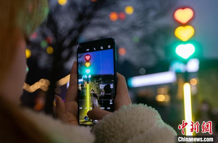 南京の街角に「ハートの信號機」　市民の人気スポットに