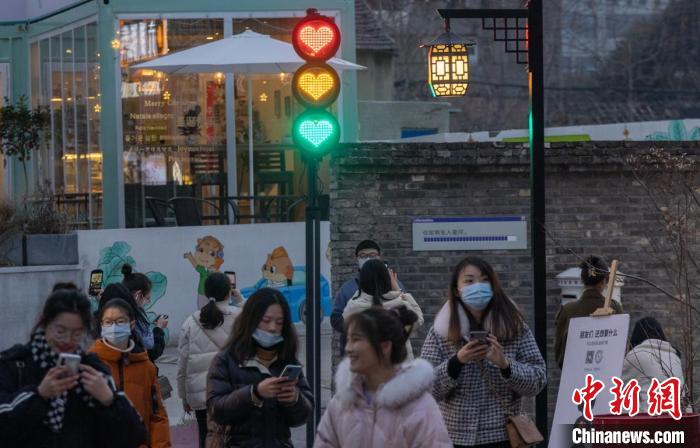 南京の街角に「ハートの信號(hào)機(jī)」　市民の人気スポットに