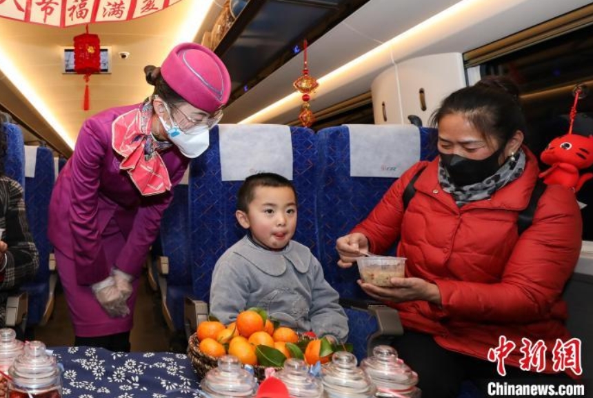 高速鉄道列車で臘八節(jié)イベント　貴州