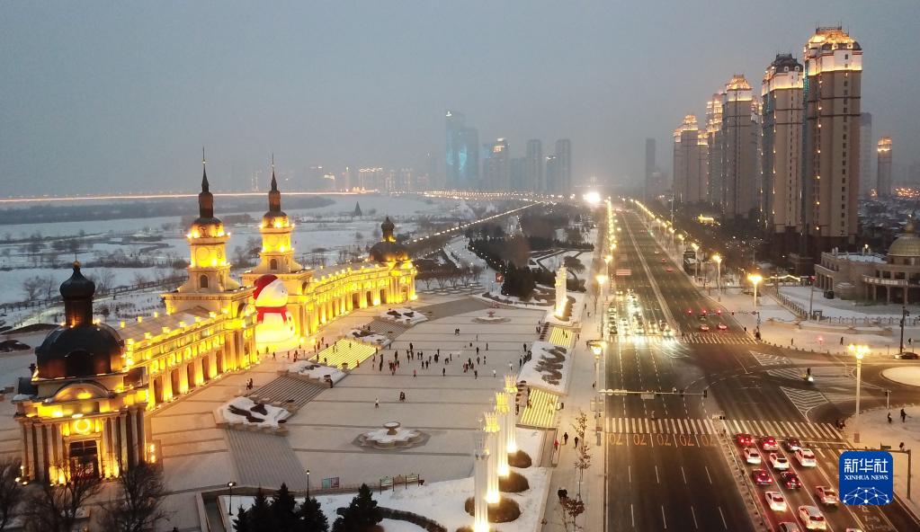 松花江畔に巨大雪だるま登場　黒竜江省ハルビン