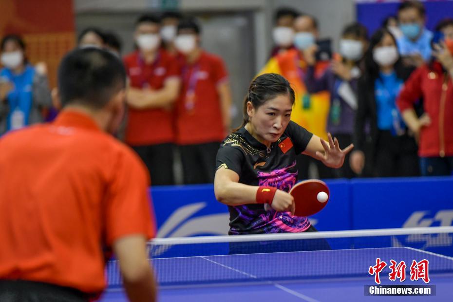 參加選手と卓球で交流する五輪金メダリストの劉雯文選手（撮影?駱雲(yún)飛）。