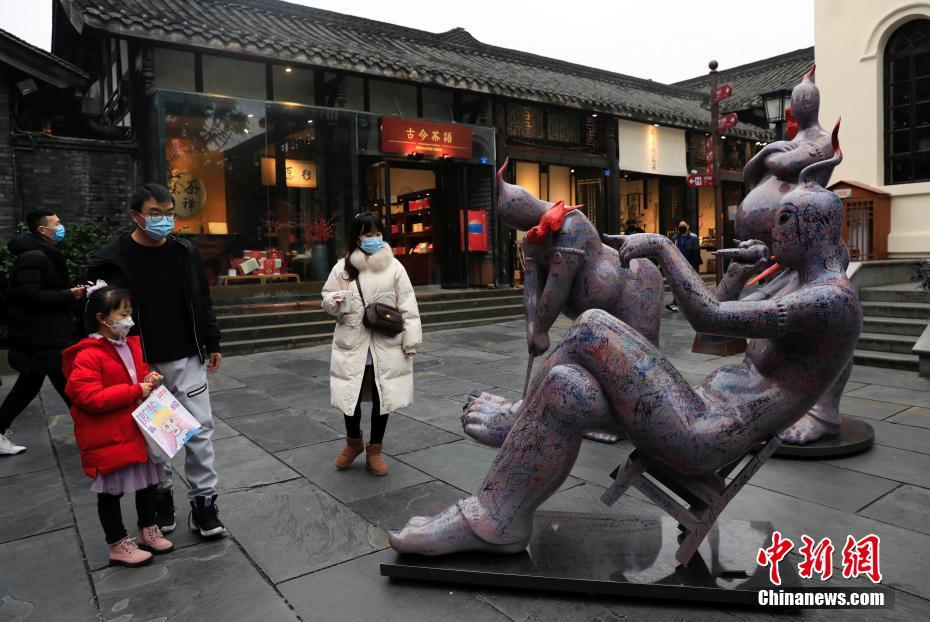 寛窄巷子に高さ3メートルの「説唱俑」モチーフの現(xiàn)代オブジェ　四川省成都