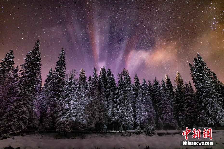 アルタイ地區(qū)の山奧でオーロラそっくりの「光柱」現(xiàn)象　新疆