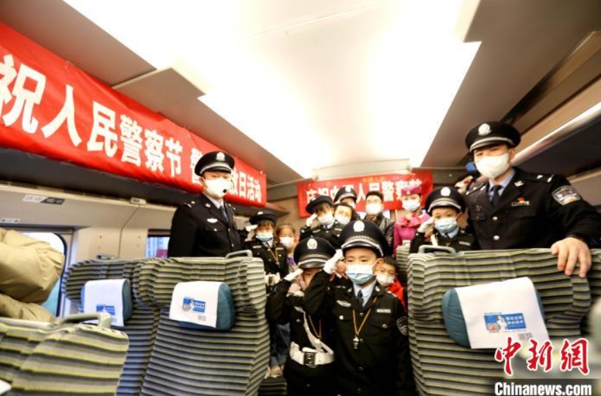 ちびっ子「鉄道警察官」現(xiàn)る！　重慶