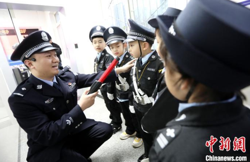 ちびっ子「鉄道警察官」現(xiàn)る！　重慶