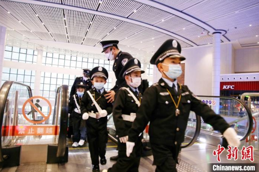 ちびっ子「鉄道警察官」現(xiàn)る！　重慶