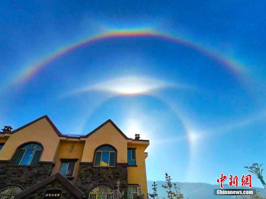 1月9日、新疆維吾爾（ウイグル）自治區(qū)賽里木（サリム）湖の上に出現(xiàn)した「萬華鏡が回転するような空」（寫真提供?賽里木湖景勝地）。