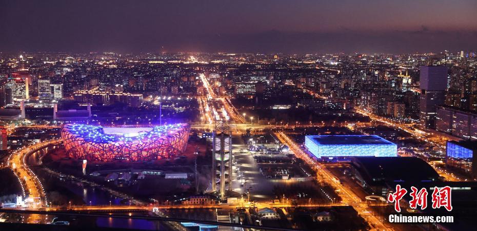 美しくライトアップされた國家體育場（バードネスト、寫真左）と氷立方（アイスキューブ、寫真右）の夜景（撮影?陳暁根）。