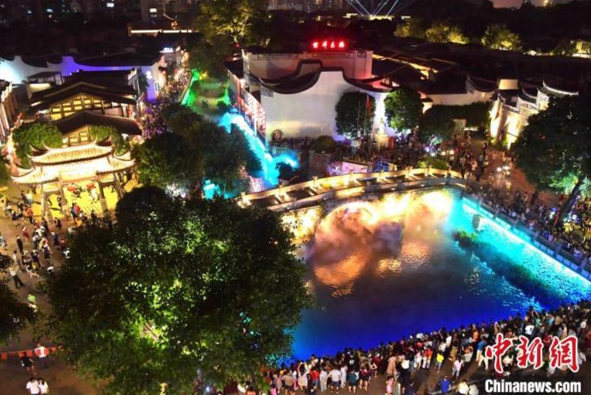 観光客たちを魅了する上下杭古街エリアのライトアップ（撮影?王東明）。