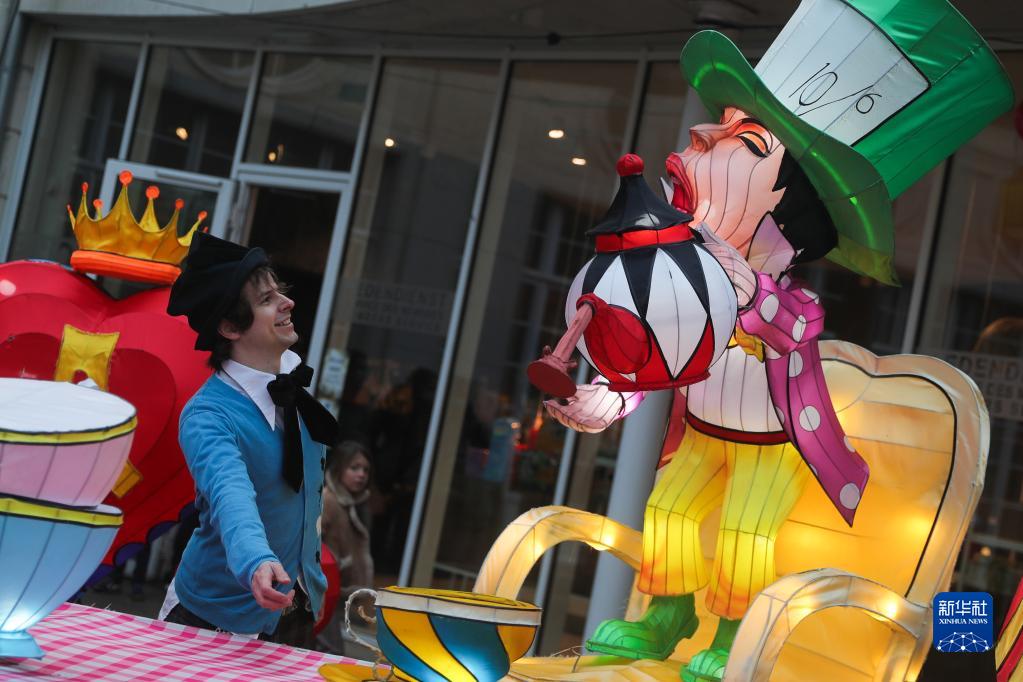 中國のランタンと不思議の國のアリスがコラボ　ベルギー