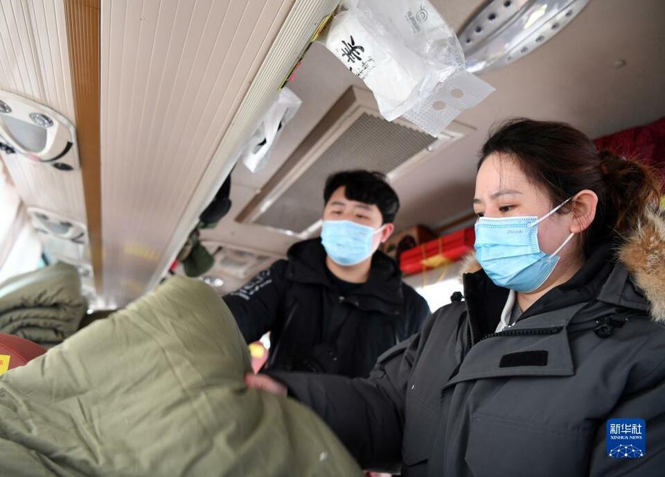 肩を並べて共に新型コロナに立ち向かう看護(hù)師夫婦　河南省