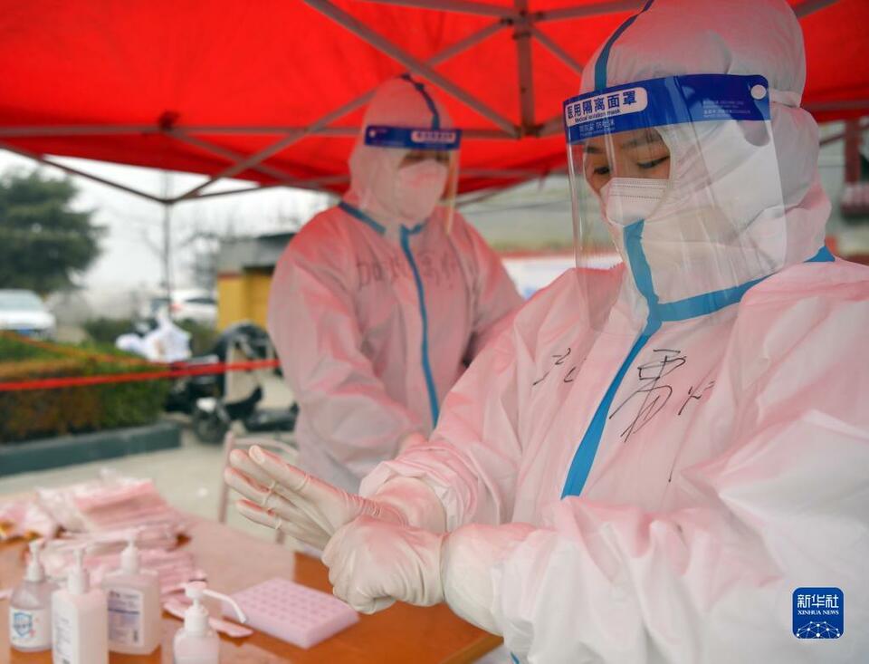 肩を並べて共に新型コロナに立ち向かう看護師夫婦　河南省